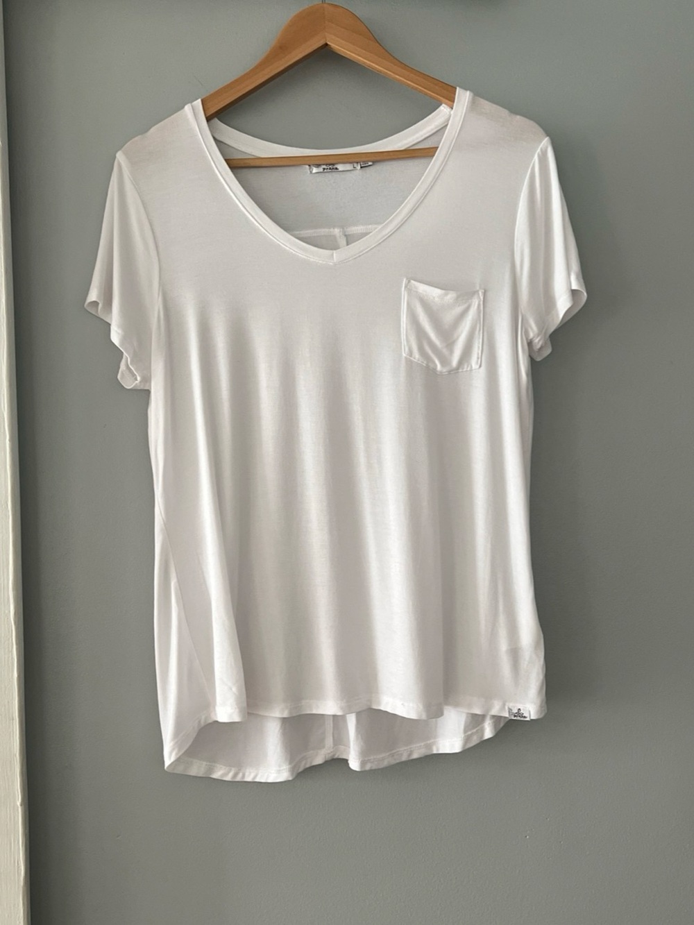 PrAna Foundation Short Sleeve V-Neck White Pocket Tee Large